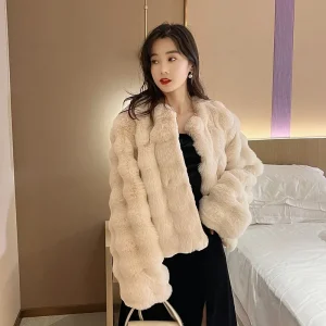 White Fur Coat for Women 2025 Autumn and Winter New Style Short Imitation Fur Plush Collarless Top Short Top Warm and Trend